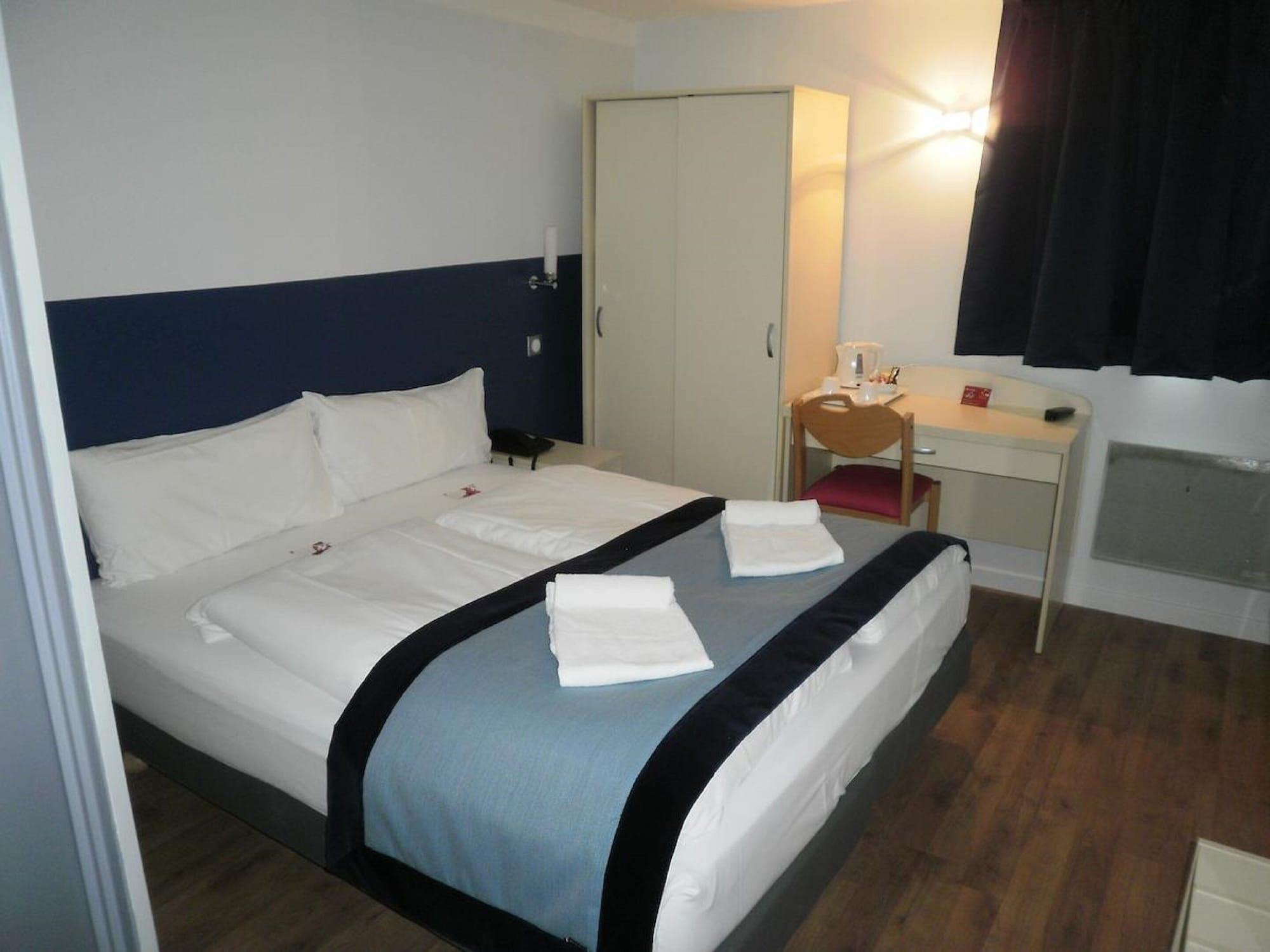Hotel L'Amandier Nanterre Eksteriør bilde