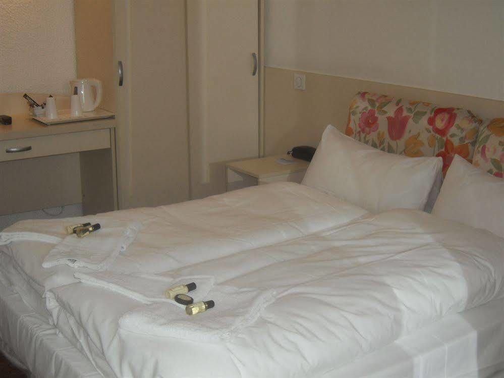 Hotel L'Amandier Nanterre Eksteriør bilde