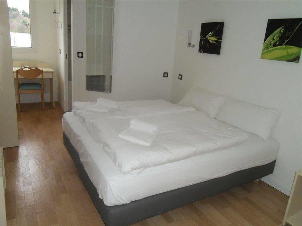 Hotel L'Amandier Nanterre Eksteriør bilde
