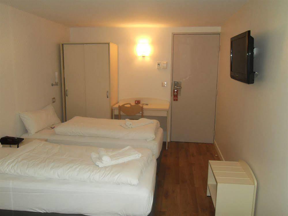 Hotel L'Amandier Nanterre Eksteriør bilde