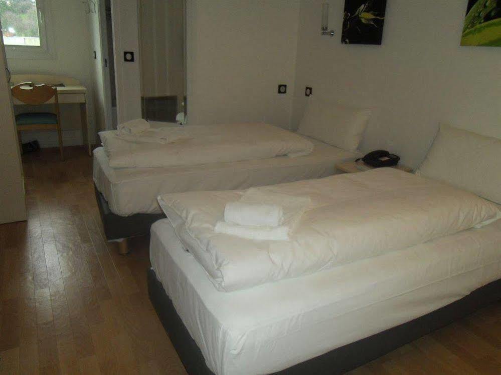 Hotel L'Amandier Nanterre Eksteriør bilde